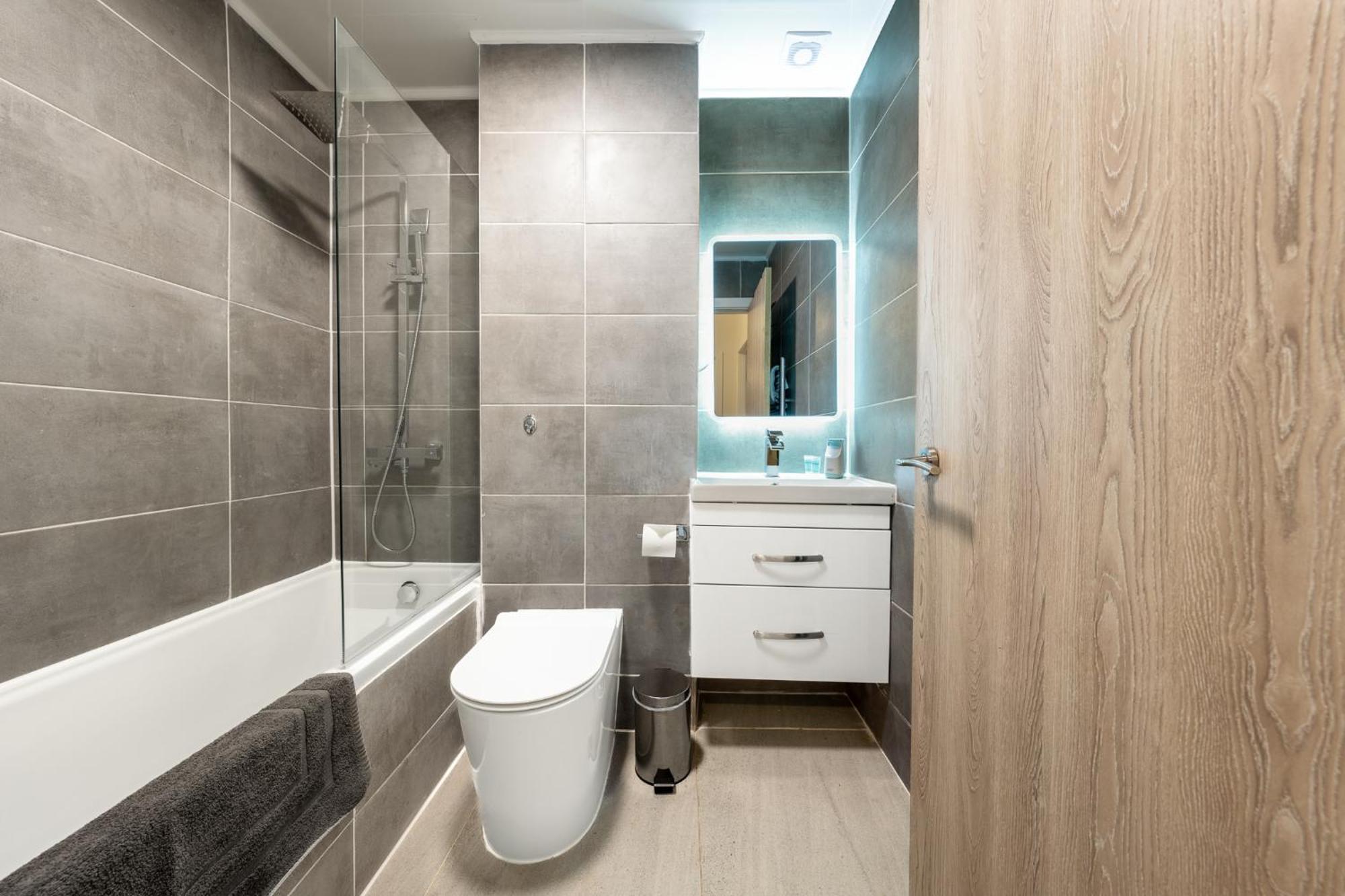 Ashview 6 - Heathrow - Windsor - Free Parking Daire Staines-upon-Thames Dış mekan fotoğraf